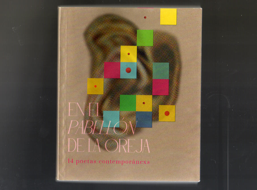 Tapa escaneada del libro con una oreja con filtro semitono y unos cuadrados pixeles arriba de colores primarios y verde.